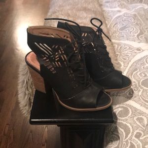 Black heeled lace- up sandal